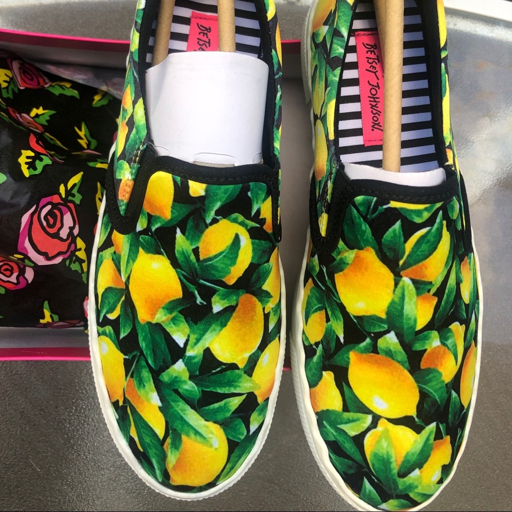 Brand NEW Sneakers, very cute and comfortable